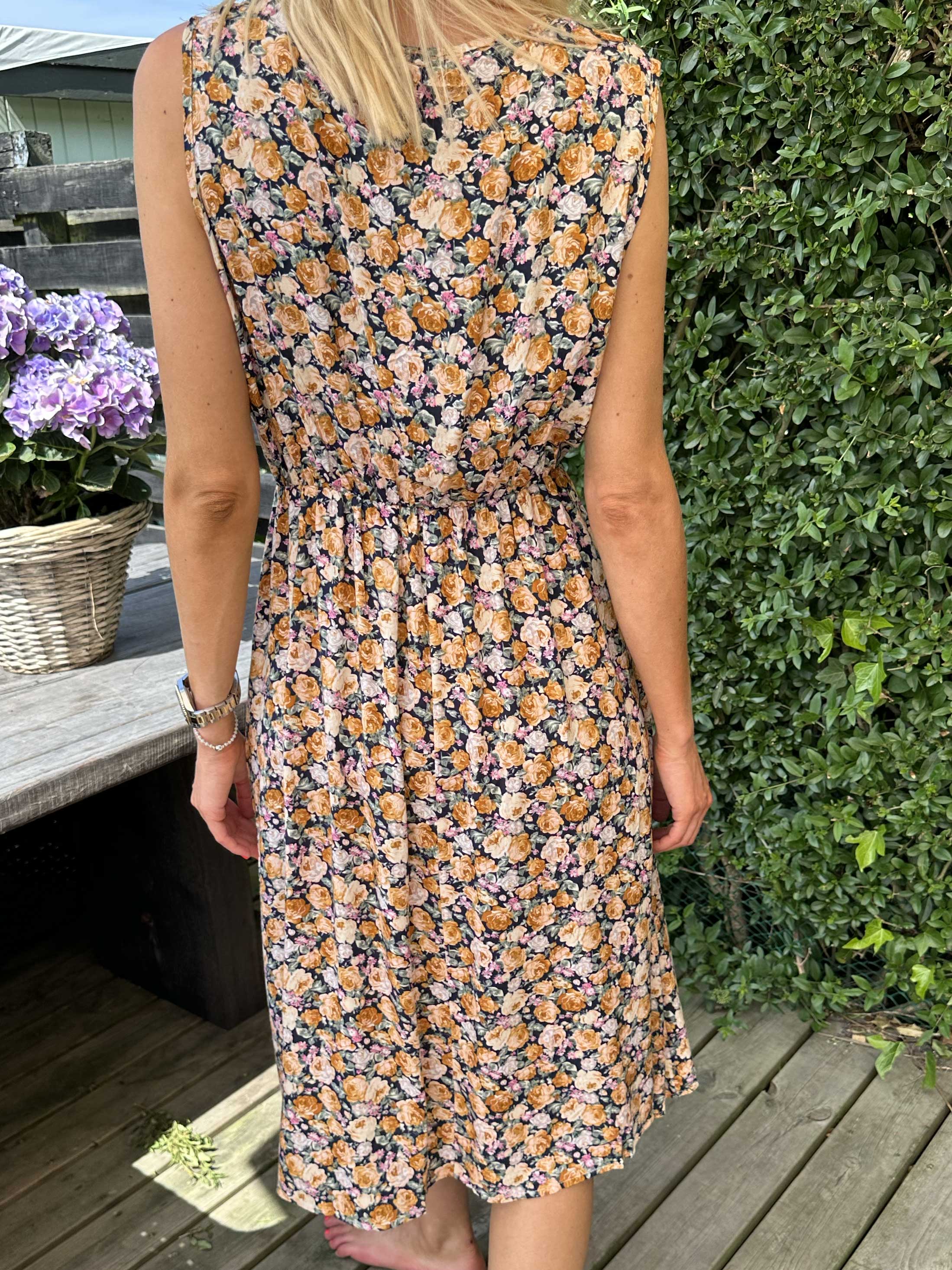 Liv - Sød kjole i småt blomsterprint